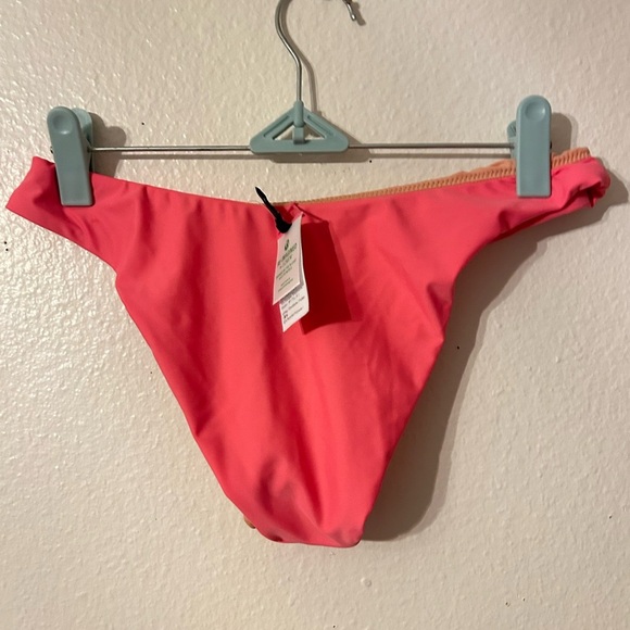 J.Crew Women's XS
Reversible Curved Waist
Cheeky Bikini Bottoms
COLOR TRO - Picture 3 of 5